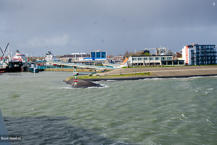 De boot arriveert in de haven van Den Helder
